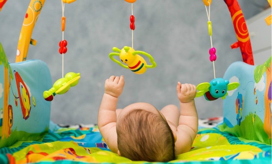 Bien choisir un Tapis d'éveil bébé : Conseils d'une Ostéopathe